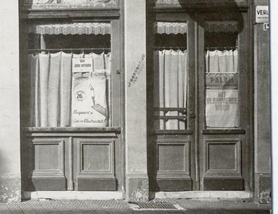 Zwart wit foto winkelpui St. Annastraat met jodenverbod