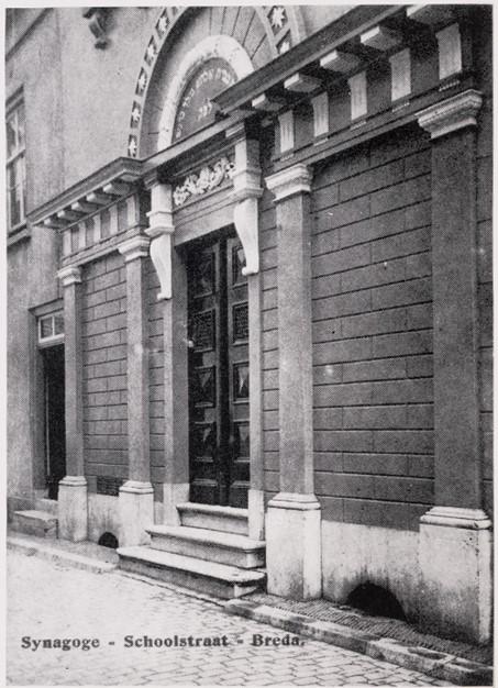 Zwart wit foto ingang synagoge Schoolstraat
